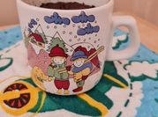 Una foto de torta en taza en microondas
