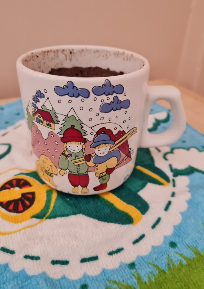 Una foto de Mug cake de avena y cacao amargo ☕ Torta en taza al microondas