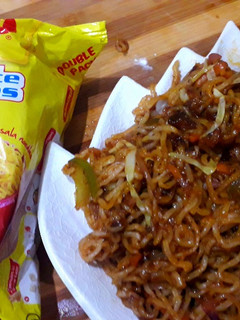மேகி நூடுல்ஸ் வித் ஸ்பெஷல் ஸ்பைசி சௌமியன் சாஸ் (maggi noodles with special spicy sauce recipe செய்முறை முக்கிய புகைப்படம்