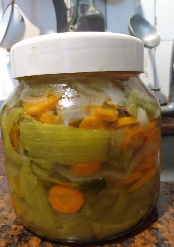 Una foto de Pencas de acelga en escabeche