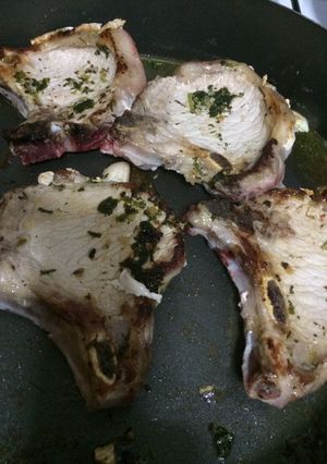 Una foto de Costillas de cerdo con vinagreta de tomate y perejil