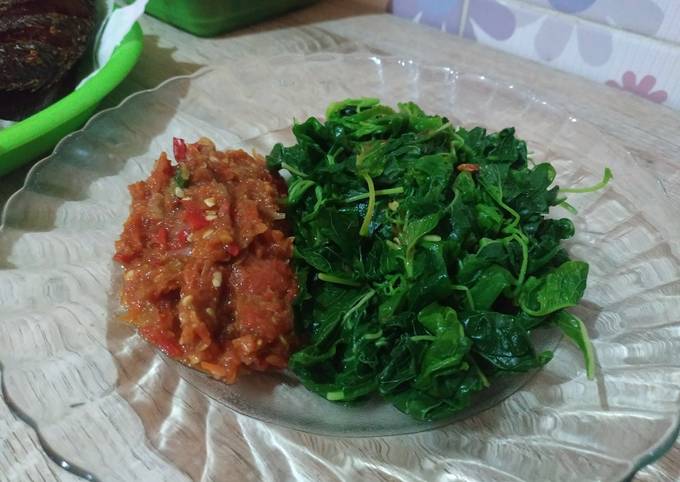 Langkah Mudah untuk Menyiapkan Bayem &amp; sambel godog yang Enak