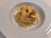 Una foto di uova zucchine tonno