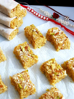 सेव की बर्फी (Sev ki barfi recipe in Hindi) रेसिपी मुख्य फोटो