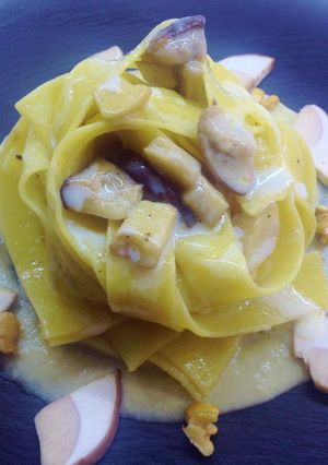Foto di Porcini in crema, cotti e crudi con pappardelle con crema di gorgonzola dolce e noci