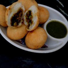 A picture of Stuffed hari matar kachaudi.