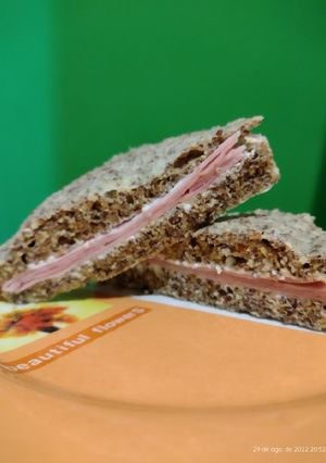 Una foto de Sándwich express, con pan de lino en microondas