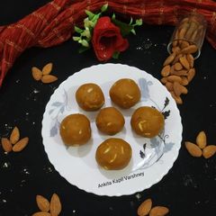 A picture of Besan Ladoo.