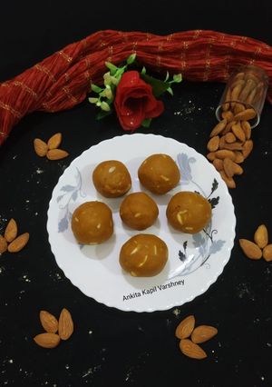 A picture of Besan Ladoo.