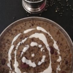 A picture of Restaurant style dal makhani.