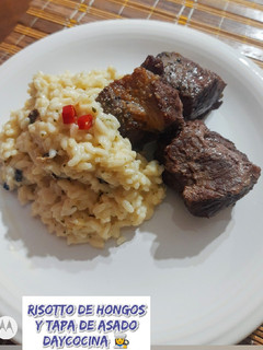 Una foto de Risotto de Hongos y Tapa de Asado👩🏻🍳