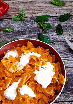 Une photo de Pâtes à la crème de poivron rouge et burrata