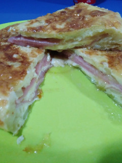Una foto de Tortilla de patata rellena de jamón y queso