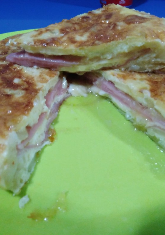 Una foto de Tortilla de patata rellena de jamón y queso