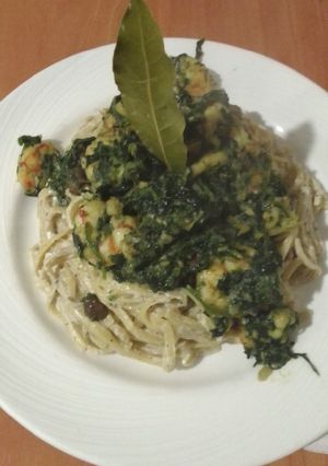 Una foto de Tallarines con gambón, espinacas y pasas