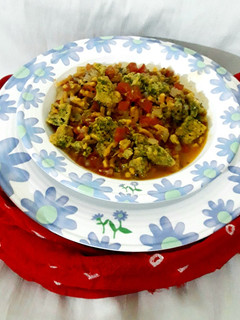 સેવ ટામેટા અને કોથંબીર વડી સબ્જી (Sev Tomato Kothambir Vadi Sabji Recipe In Gujarati) રેસીપી મુખ્ય ફોટો