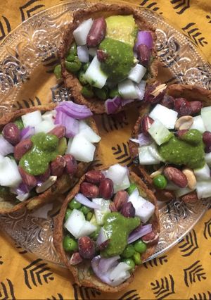 A picture of Baked katori chaat with peas.