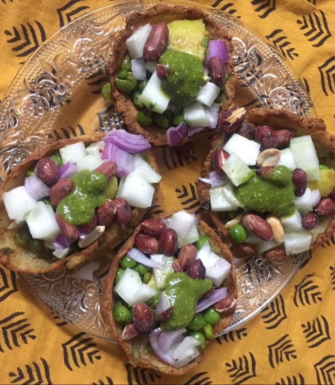 A picture of Baked katori chaat with peas.