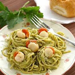 A picture of Basil pesto pasta with scallops.