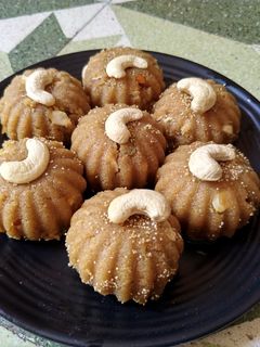 ચુરમાના લાડુ રેસીપી મુખ્ય ફોટો