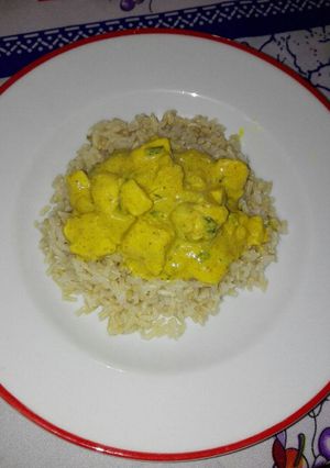 Una foto de Pollo al curry acompañado con arroz integral