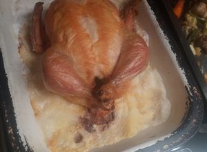 Una foto de Pollo a la sal con verduras al horno