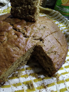 Una foto de Torta de banana con azúcar mascabo y nueces