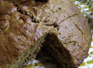 Una foto de Torta de banana con azúcar mascabo y nueces