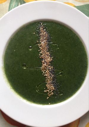 Una foto de Crema de espinacas con champiñones