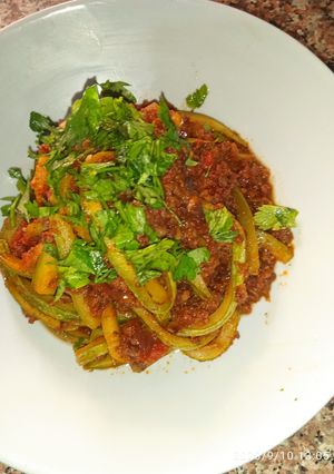 Une photo de Spaghetti des courgettes à la sauce tomate et viande hachée