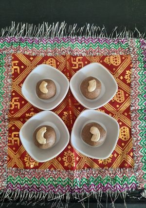 A picture of Ragi mung dal ladoo.
