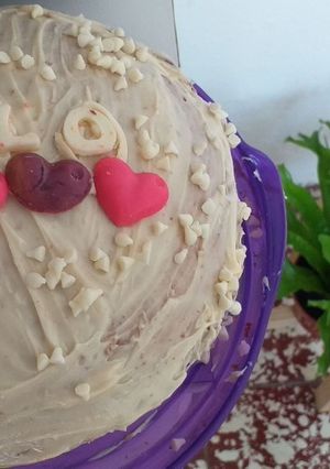 Una foto de Bizcochuelo alto y decoración con chocolate blanco