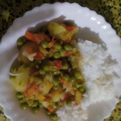 Rice served with peas A picture of Rice served with peas.