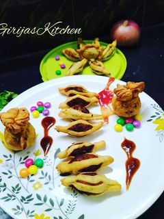 पोटॅटो टॉफिज विथ पोटली (potato toffee recipe in marathi) रेसिपी चे मुख्य फोटो 