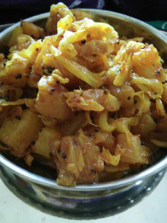 કોબીજ બટાકા નું શાક (Kobij Bataka Shak Recipe In Gujarati) રેસીપી મુખ્ય ફોટો