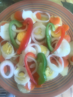 Una foto de Ensalada de zanahoria, papa y huevos