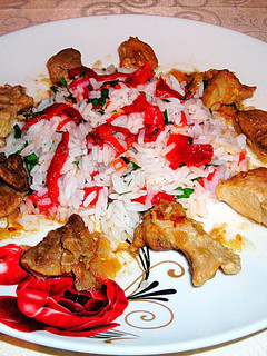 Foto principal de Aguja de cerdo encebollada con guarnición de arroz blanco y pimientos asados