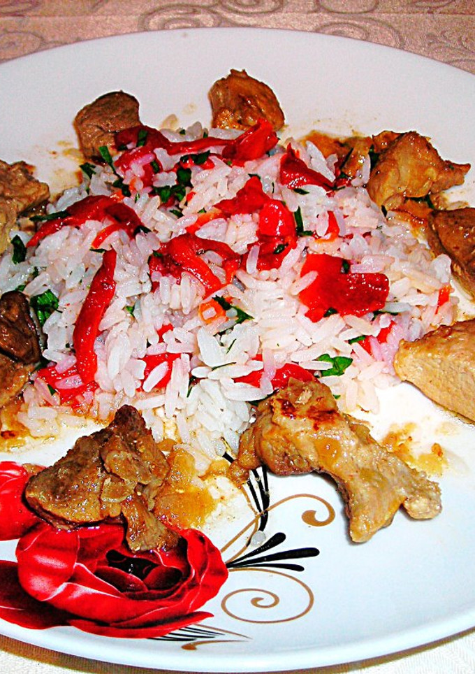 Una foto de Aguja de cerdo encebollada con guarnición de arroz blanco y pimientos asados