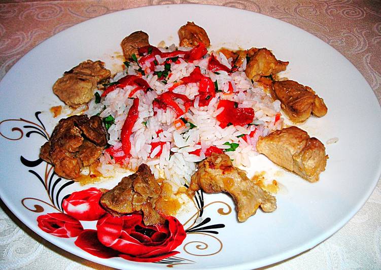 Aguja de cerdo encebollada con guarnición de arroz blanco y pimientos asados