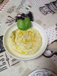 Una foto de Hummus con toque de albahaca