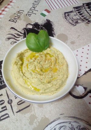 Una foto de Hummus con toque de albahaca