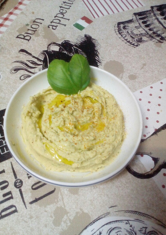 Una foto de Hummus con toque de albahaca