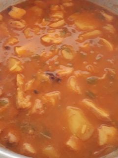 Una foto de Puchero de pulpo gambas y merluza con arroz y patatas