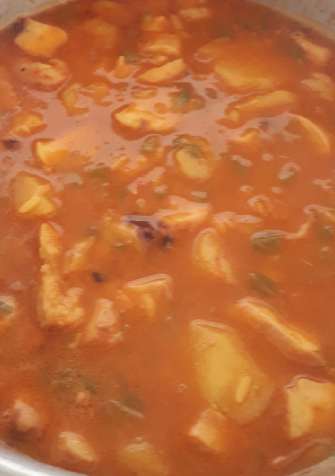 Una foto de Puchero de pulpo gambas y merluza con arroz y patatas