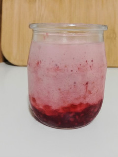 Una foto de Petit Suisse de frambuesa con mermelada