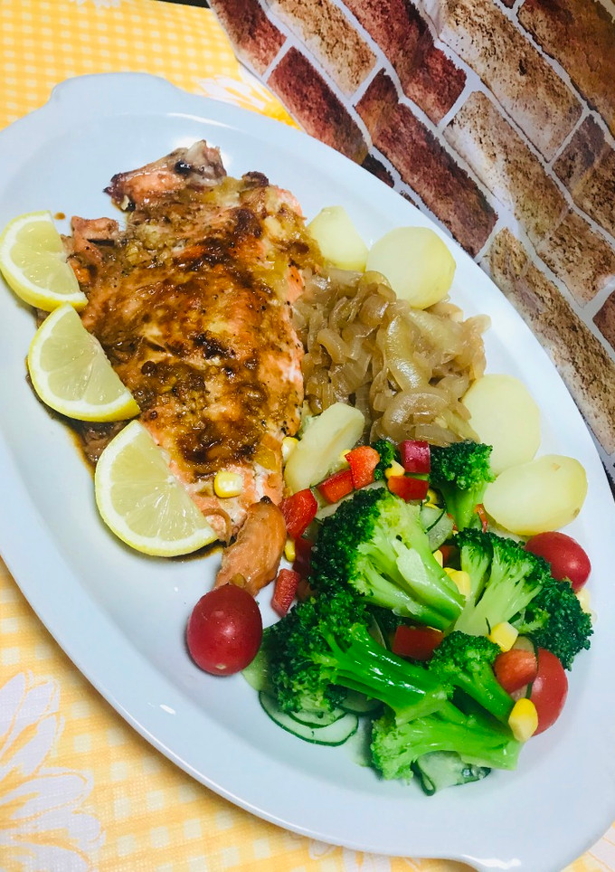 Una foto de Salmón Glaseado al Horno con Miso, Miel, Limón, soya, jengibre!