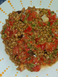 Una foto de Ensalada de lentejas con vinagreta de pimientos