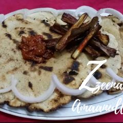 A picture of Masala Jowari Ki Rotiyan/Sorghum Flour Rotis.