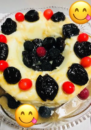 Una foto de Manjar de leche con guindones y coco