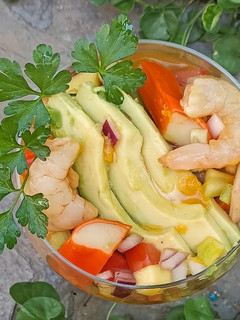 Una foto de Ceviche de gambas con mango y aguacate